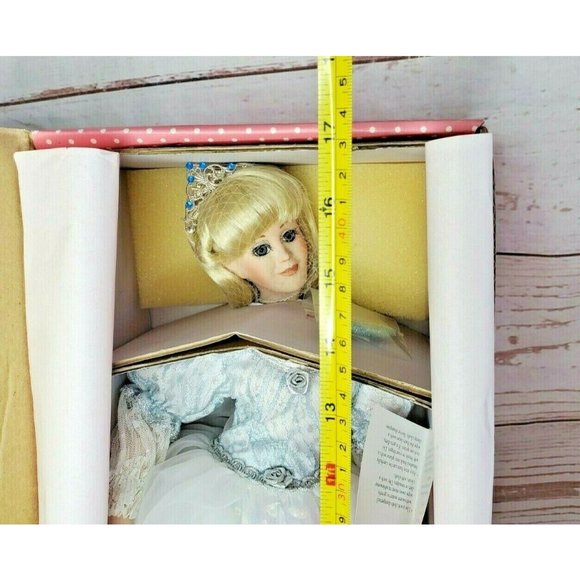 Vintage Paradise Galleries Treasury Collection Porcelain Sleeping Beauty Doll - Picture 11 of 12